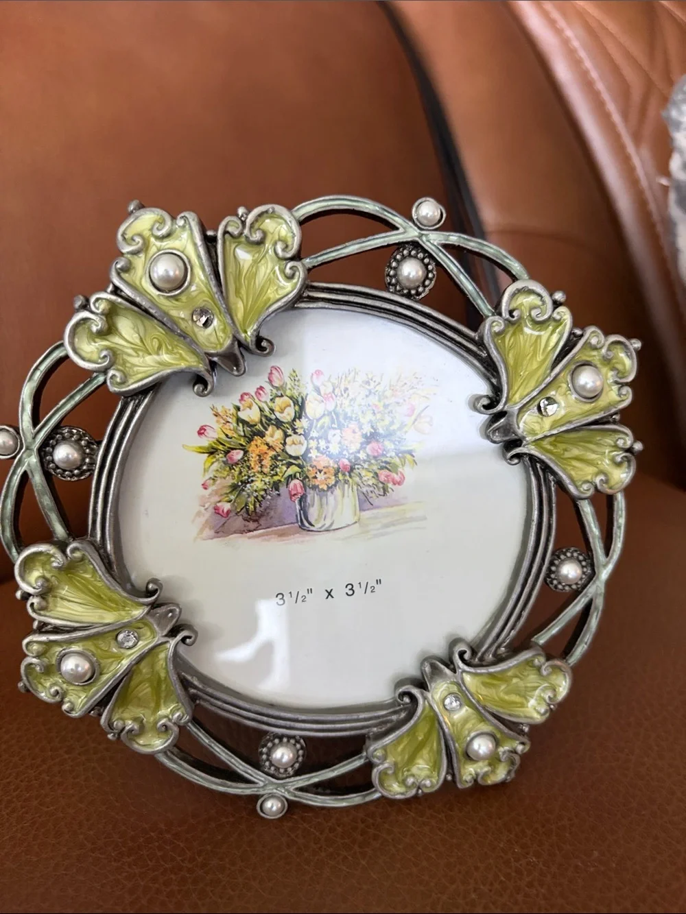 Decorative Round Photo Frame in Pale Green and Silver